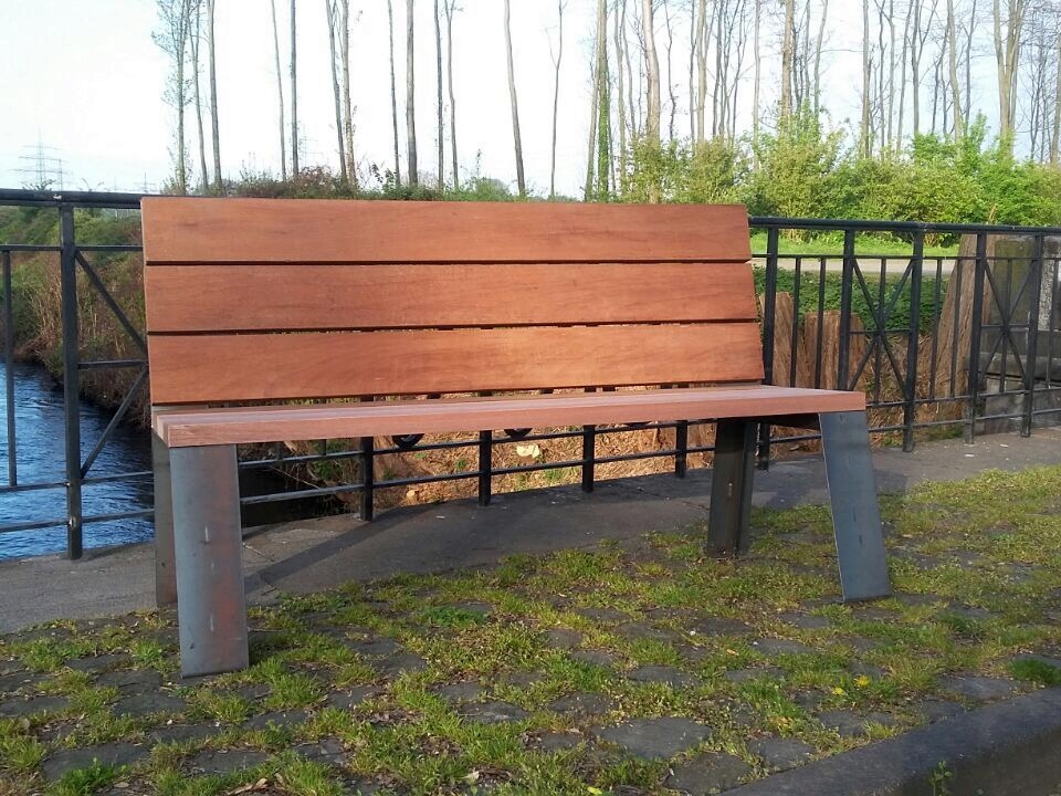 Eigenanfertigung von Metallbau Pilgram: Gartenbank aus Edelstahl und Holz an der Wupper